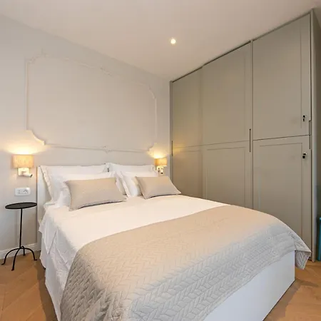 Eye Apartment Split